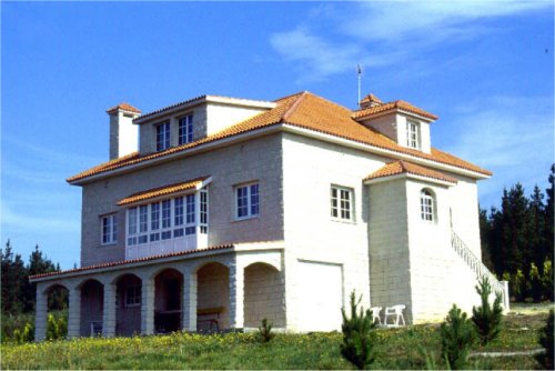Fachada realizada com bloco Split cor branca