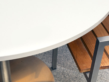 LEVANTINA. Aglomerado de quartzo Caesarstone 2141 Snow. Realização.